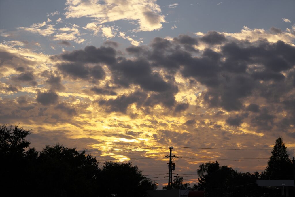 雲がもの凄い感じになってる夕焼け